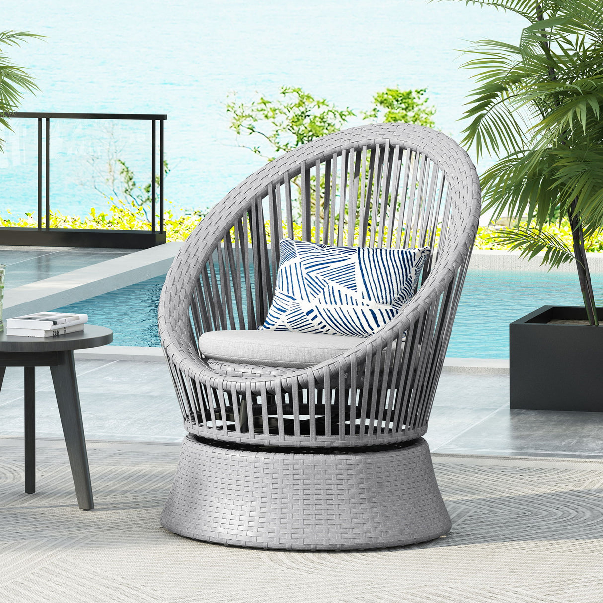 Modern Swivel Wicker Lounge Chair With Round Design