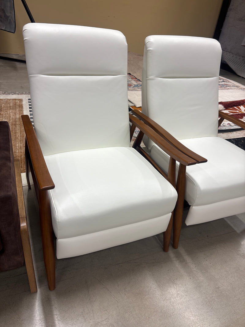 Solaris Pushback chair in Milky